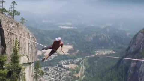 1000 रो Feet ऊँचाई पर रस्सी पर चलना -