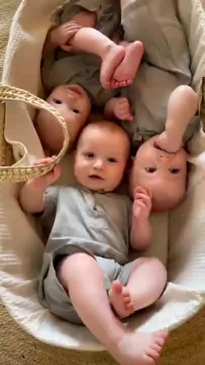 yt1s youtube downloader O look at little Baby 😘 😘😘 #shorts #cute #baby #babystyle #cutebaby