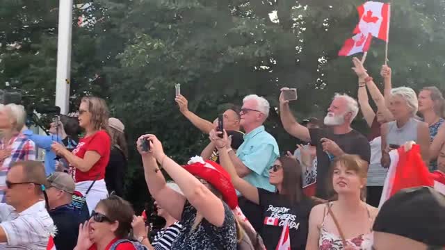 Canadian police have stormed the war memorial and are making a number of arrests.