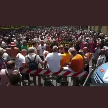 Taxikáři v Římě demonstrují proti zvyšování cen benzínu před kanceláři premiéra Maria Draghiho