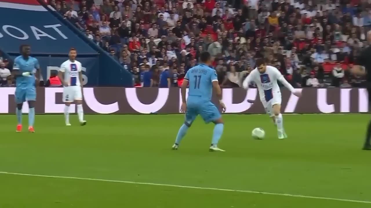 LOOKING MESSI's AMAZING SKILLS