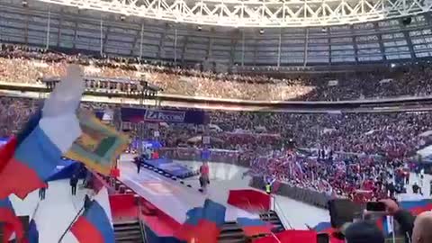 Vladimir Poutine quitte la scène de Luzhniki sous un tonnerre d'applaudissements.