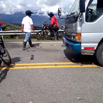 Personas quedaron atrapadas en un carro tras un accidente entre Oiba y Socorro