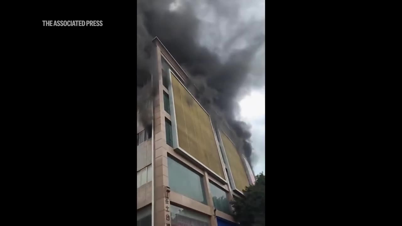 Deadly fire engulfs shopping mall in southwestern China.mp4