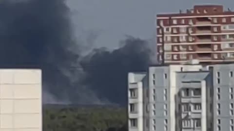 🔥👀 A coke and gas plant is on fire in the suburbs of Moscow. Workers are