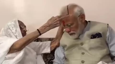 Manneya Pradhanmantri Narendra Modi jee with thier mother