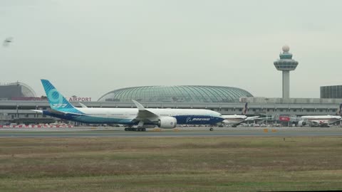 WH001 N779XW arrives in Singapore Airshow