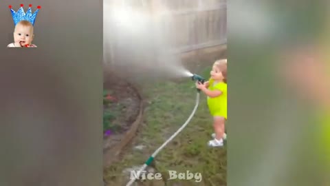 Bebe jugando en el agua Baby in trouble with water 😍😍😍, nice babyp