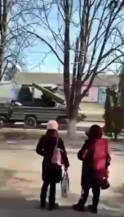 NÔNG DÂN UKRAINE THU NHẶT THIẾT BỊ QUÂN SỰ NGA BỎ RƠI VỚI ĐẦU KÉO