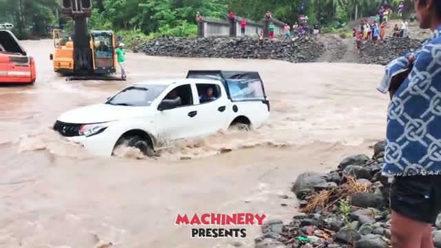 Top 10 Extreme Dangerous Idiots Truck Fails Compilation