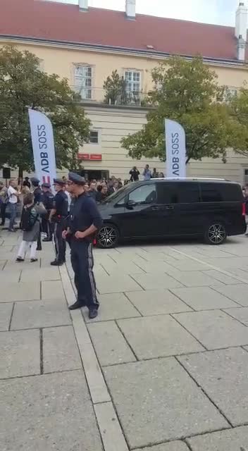 Van der Bellen wird in Wien ausgebuht 4/4