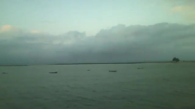 Uma vista maravilhosa da costa do mar, praia, prédios, barcos e uma ilha! [Nature & Animals]