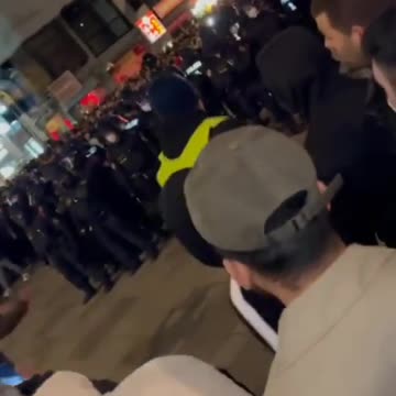 VIENNA il popolo circonda la polizia