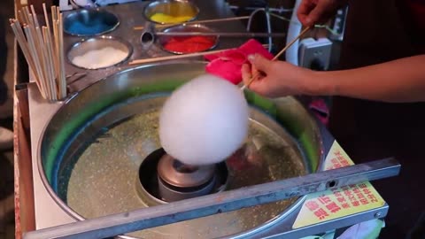 Сахарная вата из разноцветных кусочков / cotton candy art : hello kitty-chinese street food