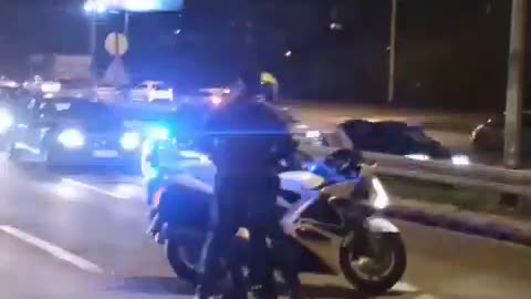 Cops on the side of the Vaccine protest