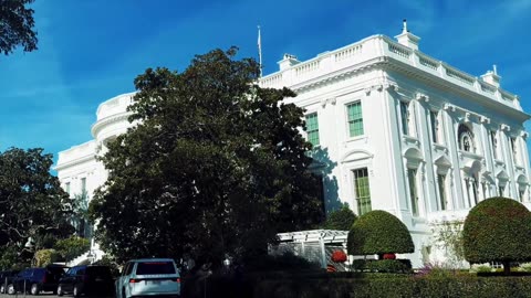 🚨 Thousands of people lined up to see Donald Trump as he goes to the White