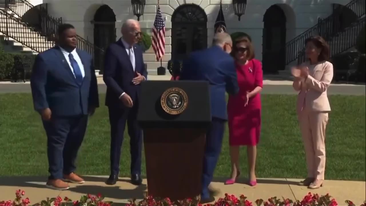 **"Biden vergisst nach nur 3 Sekunden: Erstaunlicher Moment!"**