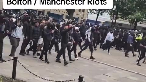 A huge far right mob on the streets in Bolton. Only kidding, it’s Muslims