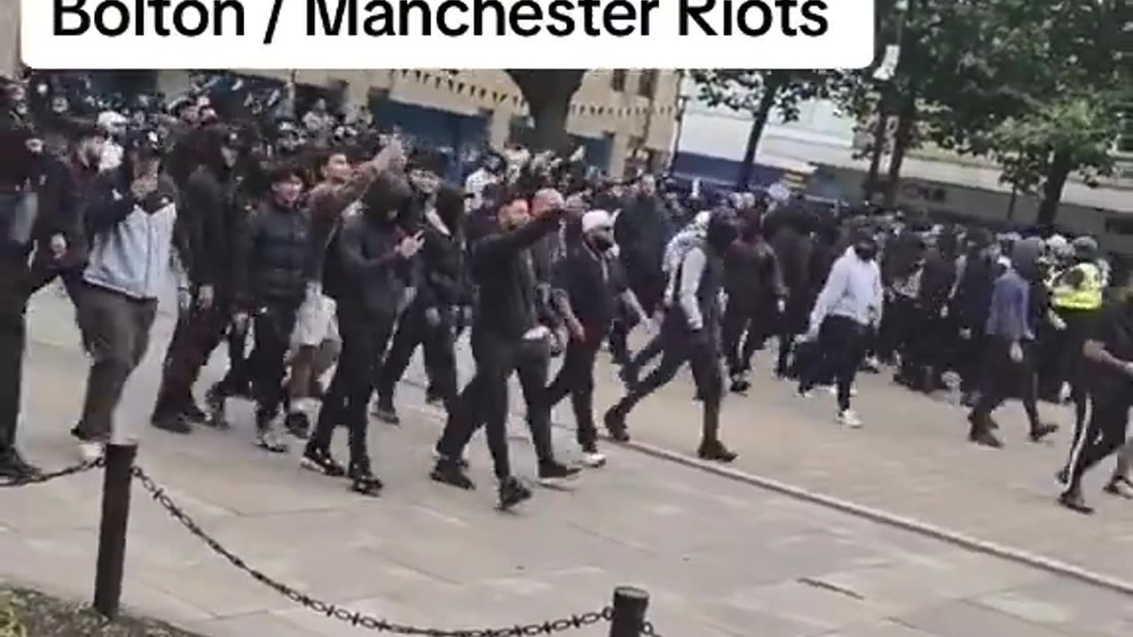 A huge far right mob on the streets in Bolton. Only kidding, it’s Muslims