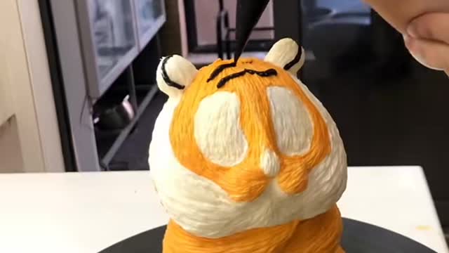 I haven't worked with cream for a long time. so i make a little tiger cake for you guys