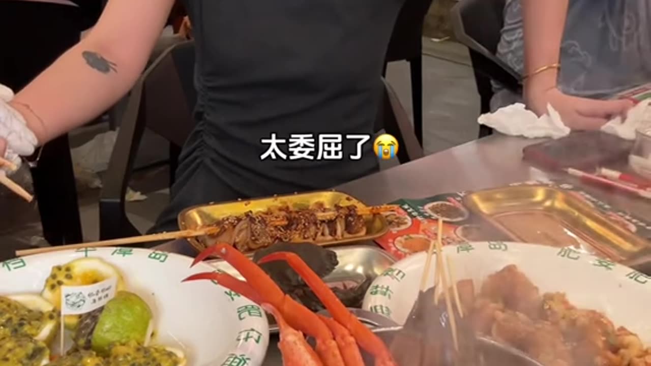 Ahhh, a mantis crab that they wanted to cook attacked a food blogger in China