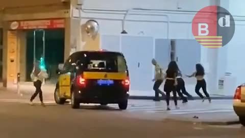 Cuatro chicas agreden a un taxista en Barcelona esta madrugada