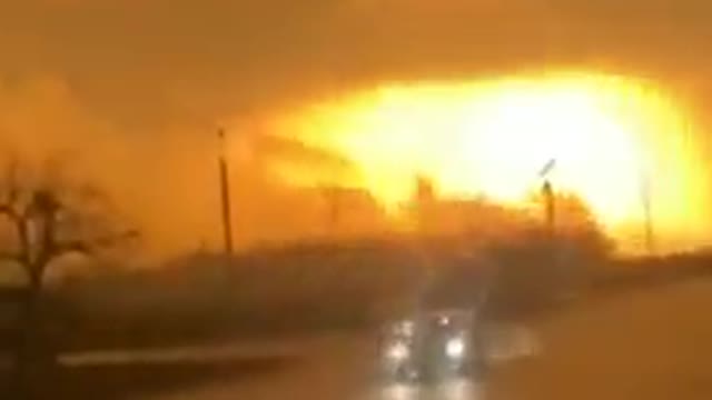 High-powered thermobaric bombs in #Ukraine. Look at the size of this explosion!