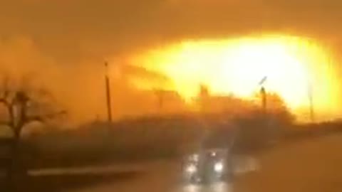High-powered thermobaric bombs in #Ukraine. Look at the size of this explosion!