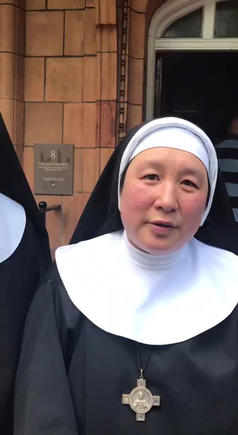 LONDON - Eine Nonne zur Covid-Impfung