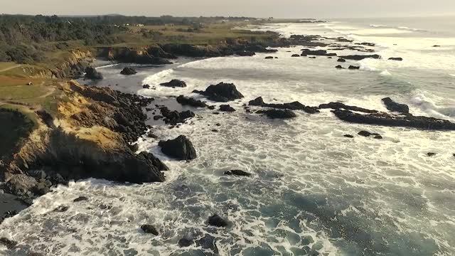 sea ​​hitting the rocks