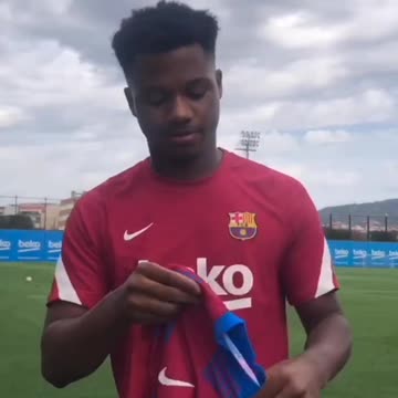 Barcelona players refuse to touch 'number 10' shirt