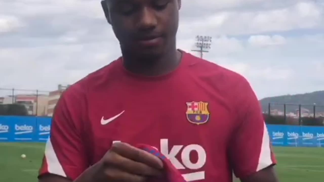 Barcelona players refuse to touch 'number 10' shirt