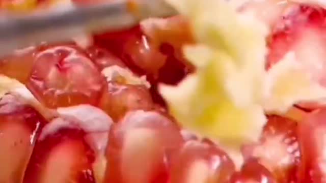 A new method of peeling pomegranates