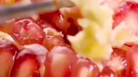 A new method of peeling pomegranates