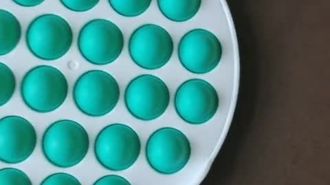 Decompression balls with concentrated colors