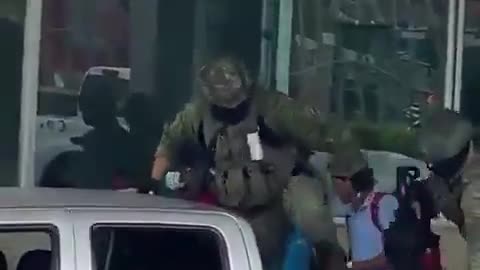 🚨WATCH: A soldier kicks the head of a cartel member in #Ecuador