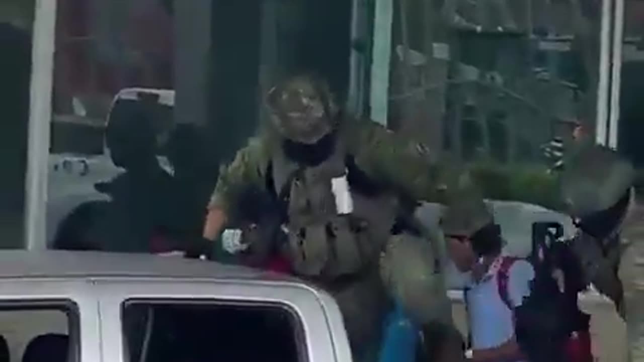 🚨WATCH: A soldier kicks the head of a cartel member in #Ecuador