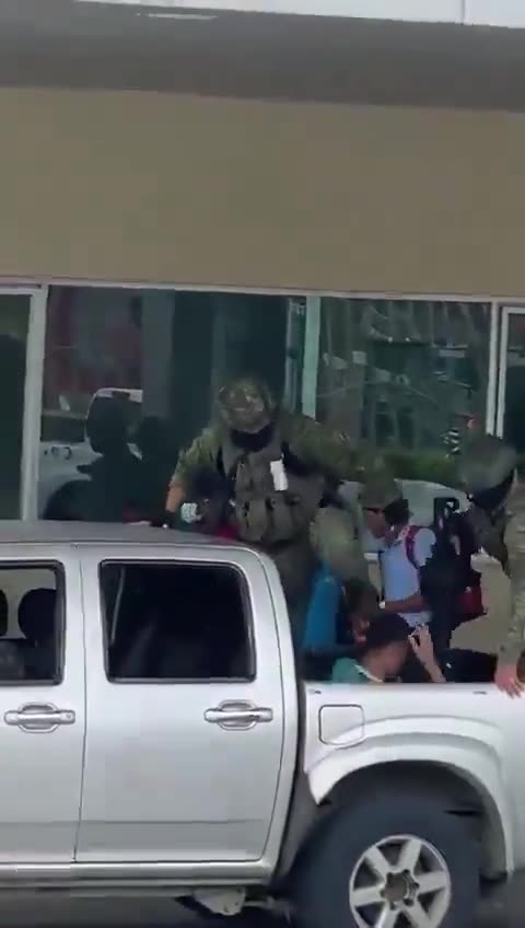 🚨WATCH: A soldier kicks the head of a cartel member in #Ecuador