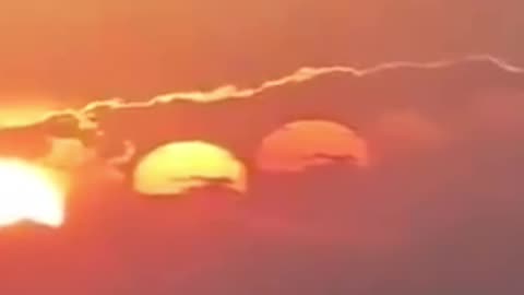 7 suns appear in the sky over China in an alleged optical illusion.mp4