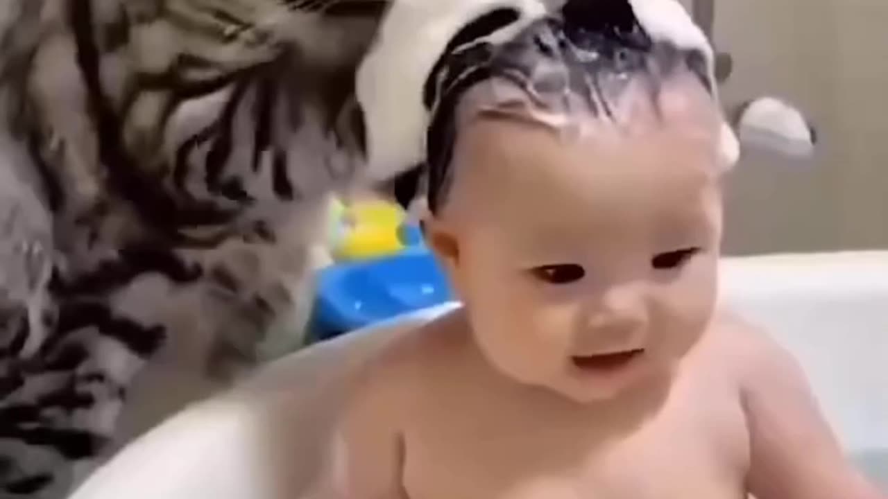 Amazing cate bathing little baby