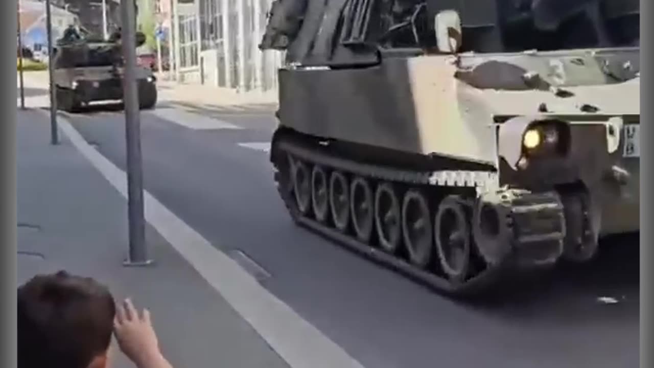 The Little boy salutes the Palestinian army