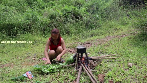 Beautiful girl into the forest to survive 48 hours