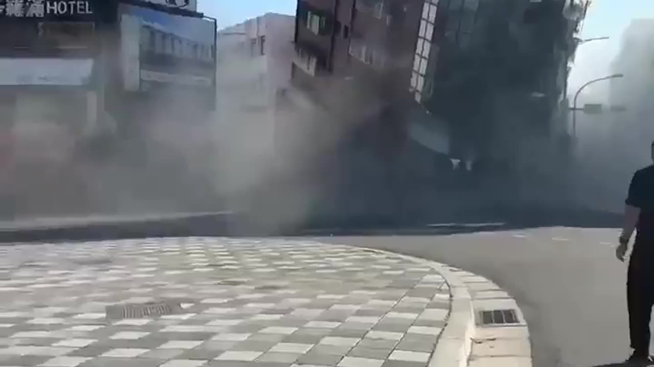 Earthquake in Taiwan Leaves Skyscrapers in the Street