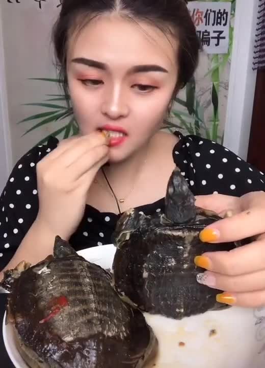 Let's see beautiful girls eating Asian food this time, very strange food #4116