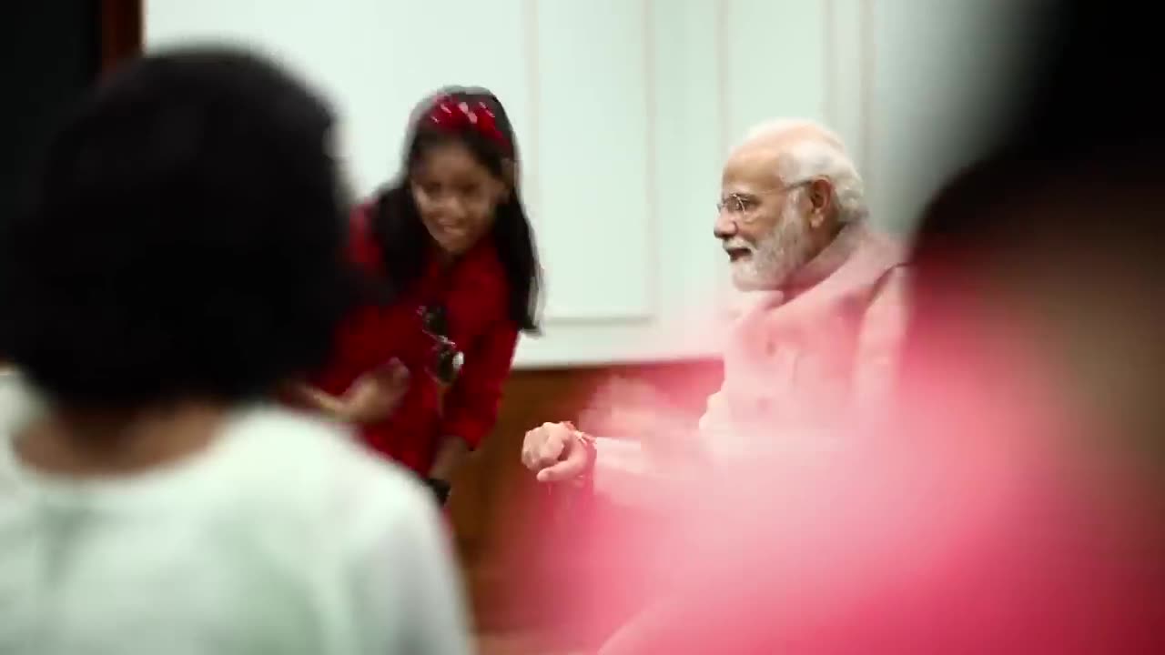 pm modi celibrate raksha bandhan with his indian sister