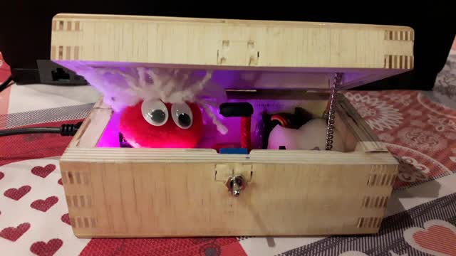 Useless arduino box with 2 servos + 1 Led