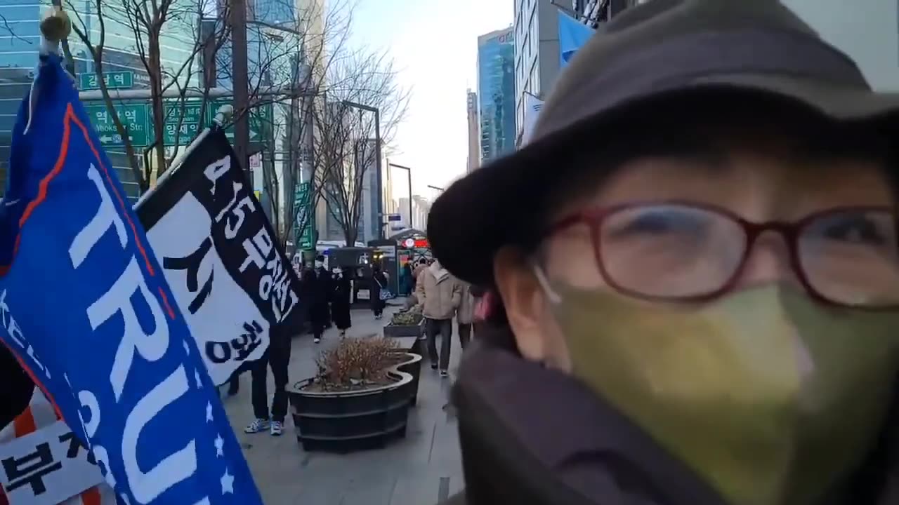 20210120_V3_S02(2HJlcdEJSLA)연두색옷 입은 아저씨들도 신경 안써요! 강남역에서