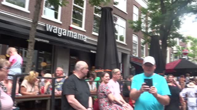 Zomercarnaval Rotterdam 2022 door de Witte de Wit bij Restaurant Wagamama