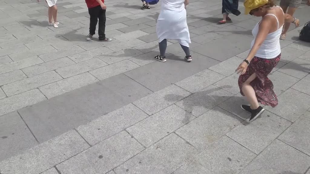 LMB et PEC dansent Place Charpennes sur Dis leur que l'on s'aime HK le 19 juin 2021