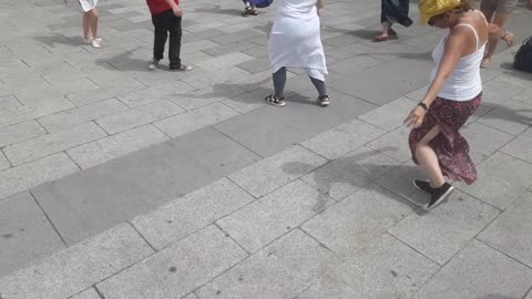 LMB et PEC dansent Place Charpennes sur Dis leur que l'on s'aime HK le 19 juin 2021